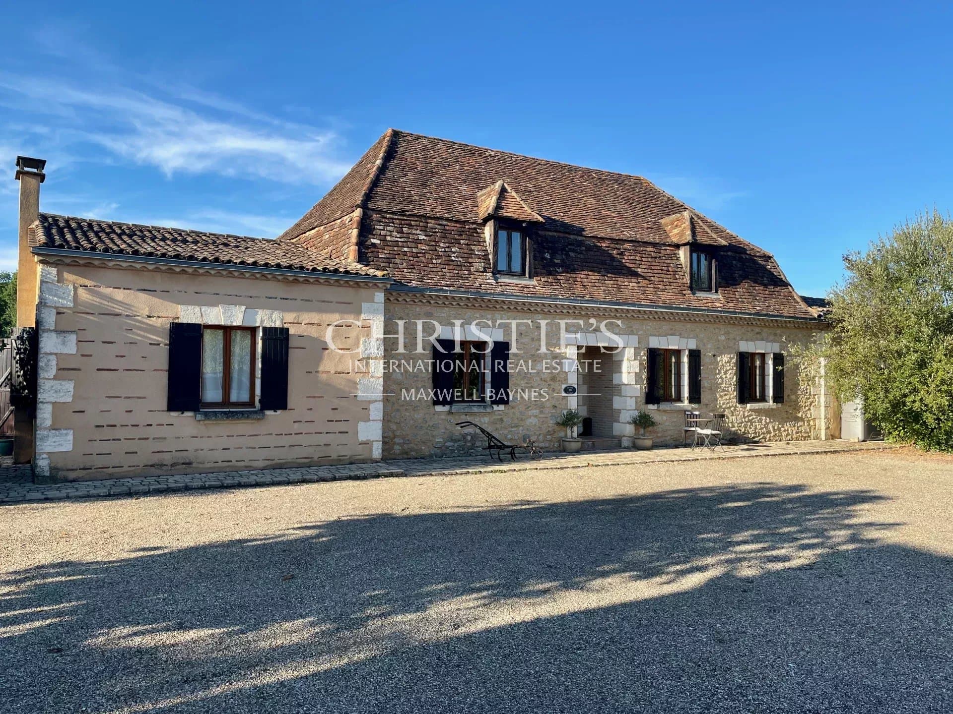 Wonderful Restored Farmhouse with Lake and Pool, near Bergerac, Dordogne