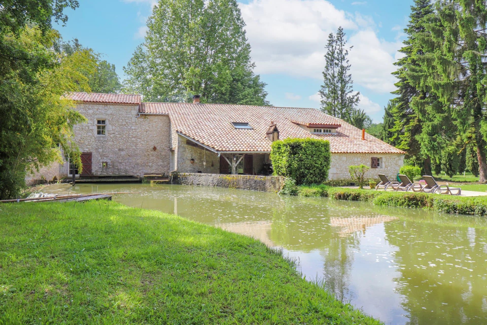 Moulin de exceptionnelle avec vue sur la rivière et 5 hectares de terrain, située entre Eymet et Duras.