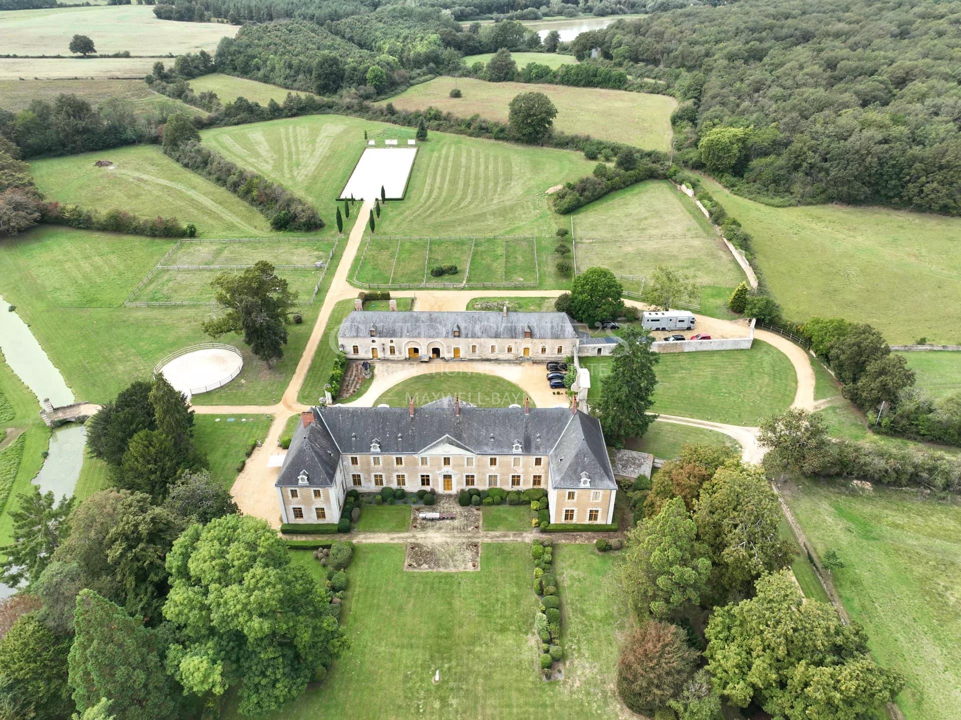 Château-abbaye historique du XVIIIe siècle avec domaine équestre, situé dans une campagne préservée.