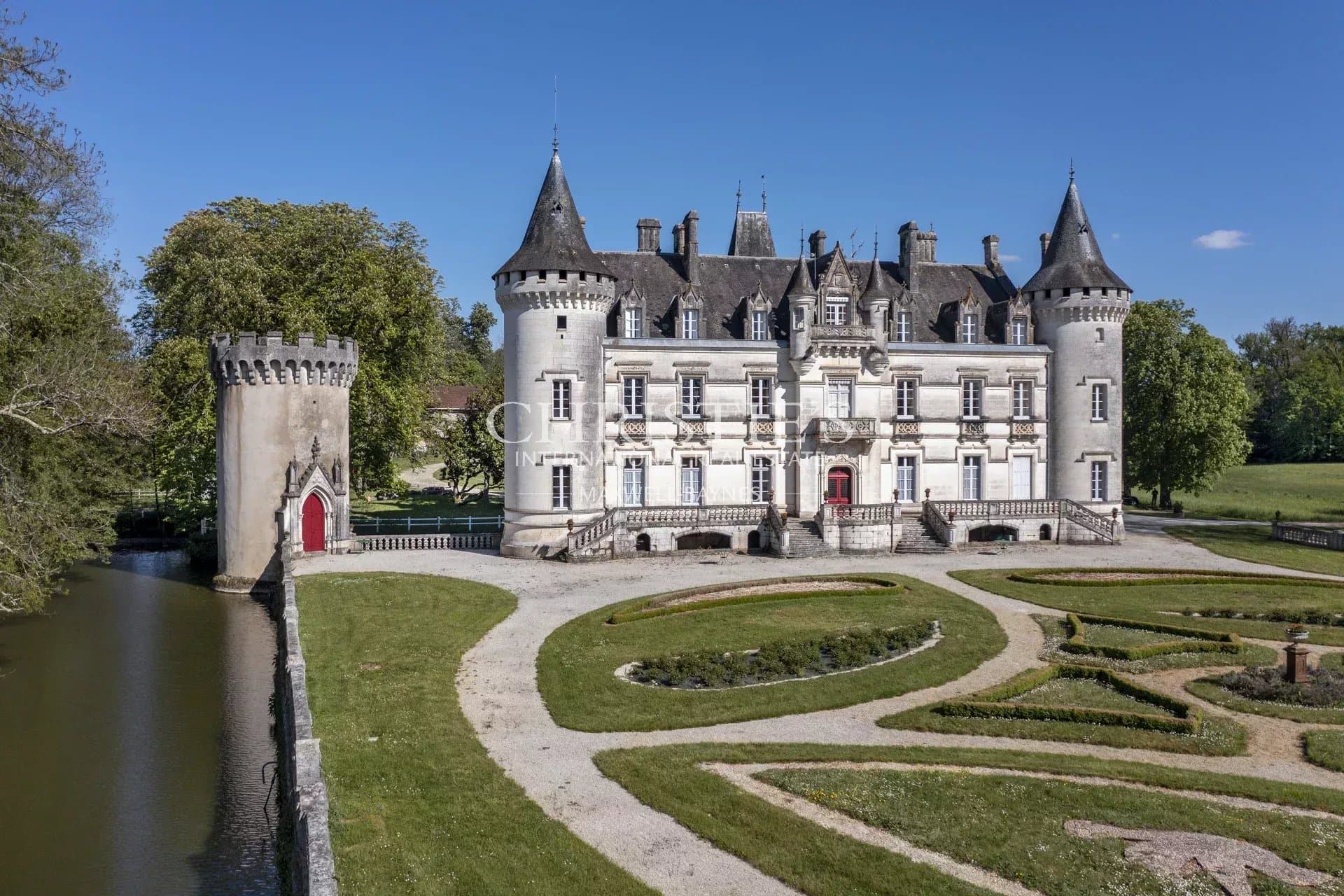Outstanding Chateau estate in the Charente region of France