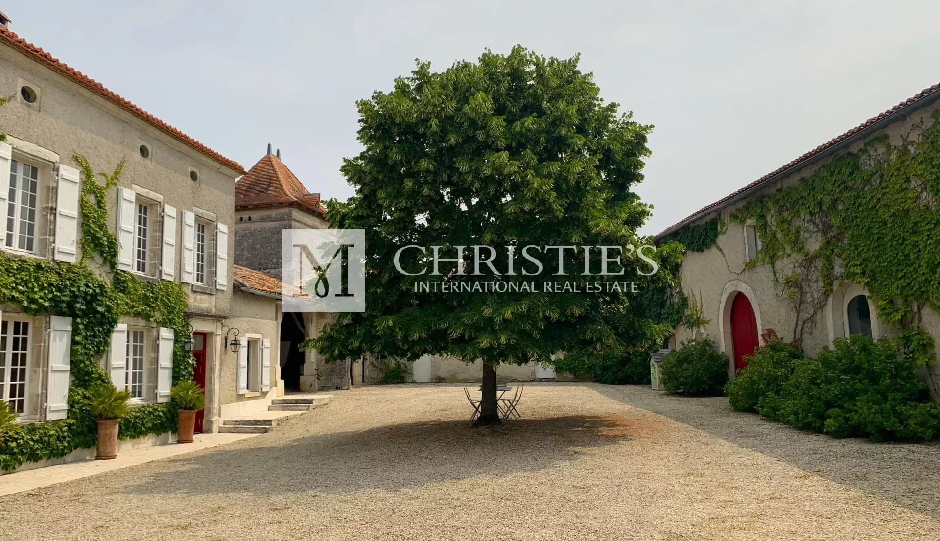 For sale renovated 18th-C. 'maison de maitre' 15 min. from Angoulême