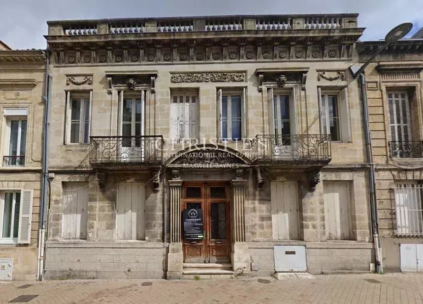 Barrière du Médoc - 420m² town house with garden and double parking space
