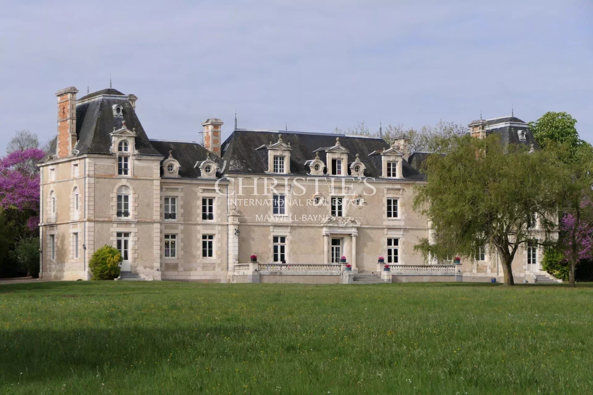 Imposant Château du XIXe Siècle avec Maison de Gardien, à Seulement 20 Minutes de Poitiers