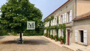 A vendre Maison de Maître du 18e siècle rénovée, à 15 min. d'Angoulême.