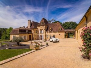 For sale Manor house in Dordogne with lake