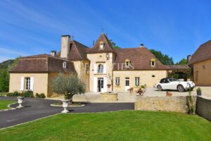 For sale Manor house in Dordogne with lake