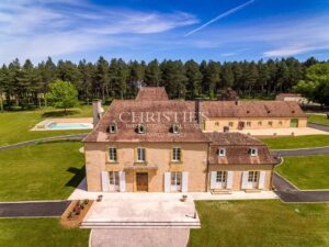 For sale Manor house in Dordogne with lake