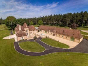 For sale Manor house in Dordogne with lake