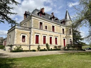 A vendre Château avec domaine et 74 hectares