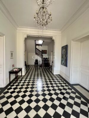 A vendre Château avec domaine et 74 hectares