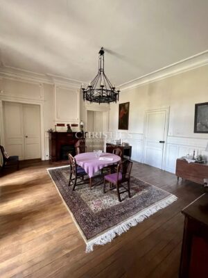 A vendre Château avec domaine et 74 hectares