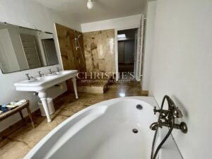 A vendre Château avec domaine et 74 hectares