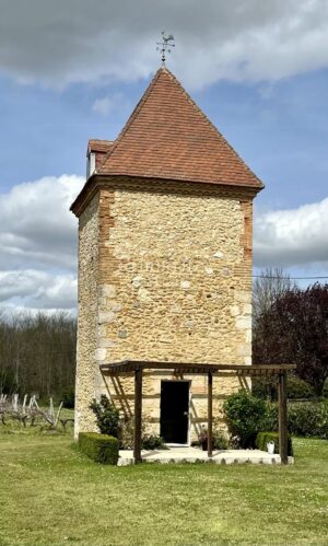 A vendre Château avec domaine et 74 hectares