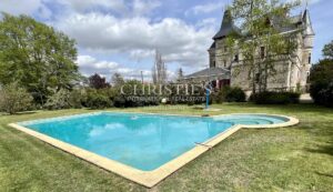 A vendre Château avec domaine et 74 hectares