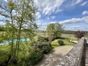 A vendre Château avec domaine et 74 hectares