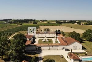 Magnifique Logis du 16ème siècle sur 10 ha au cœur de la campagne pittoresque entre Cognac et Bordeaux.