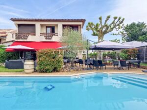 HOTEL Restaurant et maison au centre d'un village bastide