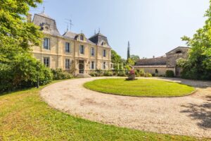 Stunning village Chateau with Pool near Saint-Émilion