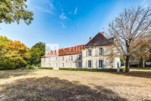 Charmant château du XVIIIe siècle + domaine de 5 hectares près de Bergerac
