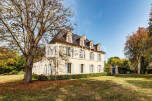 Charmant château du XVIIIe siècle + domaine de 5 hectares près de Bergerac