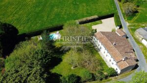 Charmante maison en pierre avec 10 ha de terre à vendre