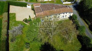 Charmante maison en pierre avec 10 ha de terre à vendre