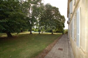 Charmante maison en pierre avec 10 ha de terre à vendre