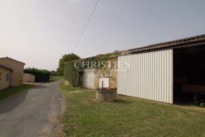 Charmante maison en pierre avec 10 ha de terre à vendre