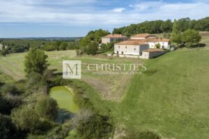 Exclusive sale : 17th-century mansion to renovate, 35 minutes south of Angoulême