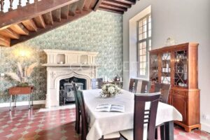 AN 18TH CENTURY CHATEAU SET IN 5 HECTARES – 35 MINUTES FROM THE BEACHES