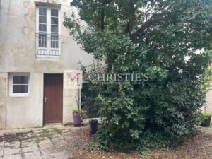 Building in La Rochelle, 7 apartments, large central and tree-lined courtyard.