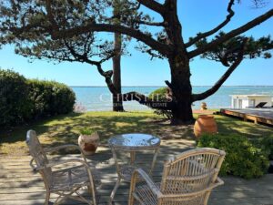 Frontline family villa. Private access Pool