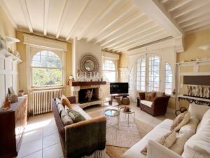 Frontline family villa. Private access Pool