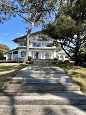Frontline family villa. Private access Pool