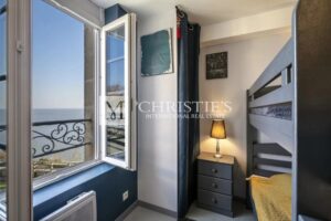 Outstanding sea views for this incredible apartment located in Meschers-sur-Gironde