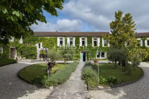 ANGOULEME – MAGNIFIQUE PROPRIETE DANS UN CADRE UNIQUE