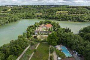 ANGOULEME – MAGNIFIQUE PROPRIETE DANS UN CADRE UNIQUE