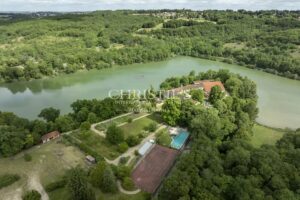 ANGOULEME – MAGNIFIQUE PROPRIETE DANS UN CADRE UNIQUE