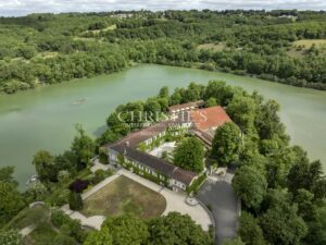 ANGOULEME – MAGNIFIQUE PROPRIETE DANS UN CADRE UNIQUE