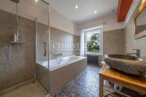 ANGOULEME – MAGNIFIQUE PROPRIETE DANS UN CADRE UNIQUE