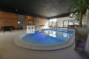 Longère rénovée avec piscine intérieure à proximité de La Rochelle