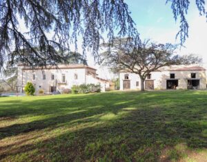 Remarquable Manoir avec maison d'amis, piscine et jacuzzi, 15 hectares de terrain, proche d'AGEN