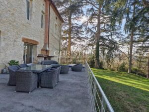 Remarquable Manoir avec maison d'amis, piscine et jacuzzi, 15 hectares de terrain, proche d'AGEN