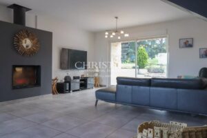 Remarquable Manoir avec maison d'amis, piscine et jacuzzi, 15 hectares de terrain, proche d'AGEN