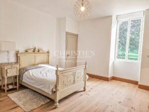 Remarquable Manoir avec maison d'amis, piscine et jacuzzi, 15 hectares de terrain, proche d'AGEN