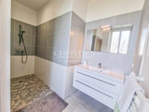 Remarquable Manoir avec maison d'amis, piscine et jacuzzi, 15 hectares de terrain, proche d'AGEN