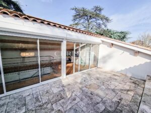 Remarquable Manoir avec maison d'amis, piscine et jacuzzi, 15 hectares de terrain, proche d'AGEN