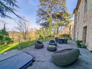 Remarquable Manoir avec maison d'amis, piscine et jacuzzi, 15 hectares de terrain, proche d'AGEN