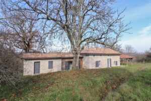 Remarquable Manoir avec maison d'amis, piscine et jacuzzi, 15 hectares de terrain, proche d'AGEN