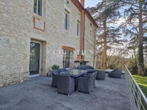 Remarquable Manoir avec maison d'amis, piscine et jacuzzi, 15 hectares de terrain, proche d'AGEN